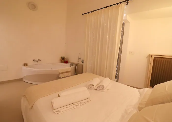 度假居 Bacchus Luxury Historic Center, Jacuzzi & Parking 奥特朗托