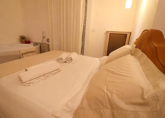 Bacchus Luxury Historic Center, Jacuzzi & Parking 度假居