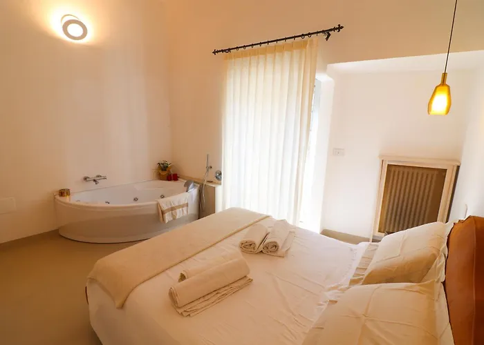 Bacchus Luxury Historic Center, Jacuzzi & Parking 奥特朗托