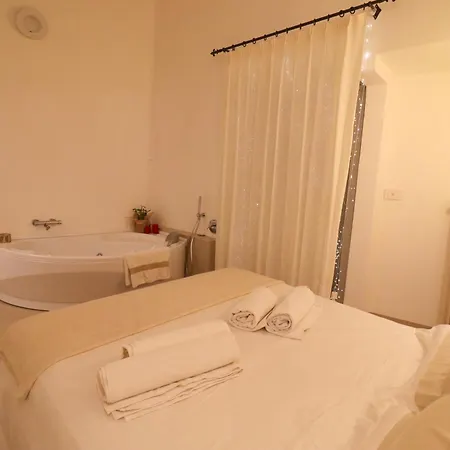 度假居 Bacchus Luxury Historic Center, Jacuzzi & Parking 奥特朗托