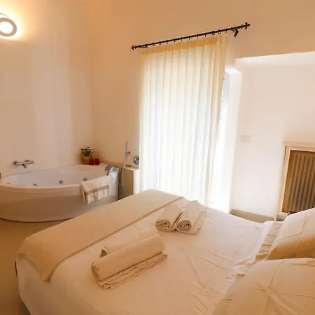 Bacchus Luxury Historic Center, Jacuzzi & Parking 奥特朗托