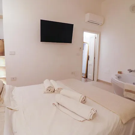 Bacchus Luxury Historic Center, Jacuzzi & Parking * Otranto